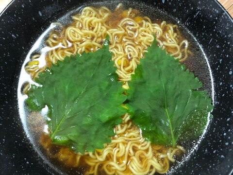 大葉の醤油ラーメン